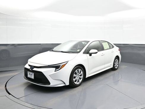 Certified 2024 Toyota Corolla LE AWD/4WD image 1