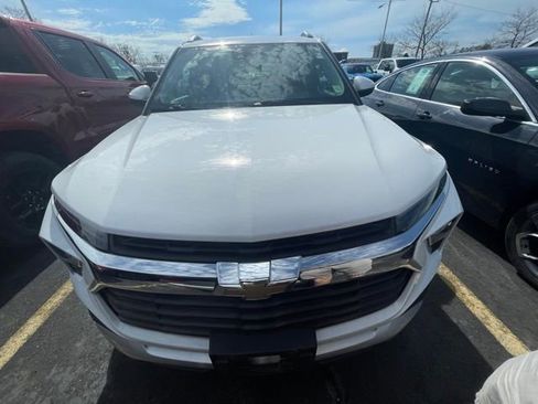 Used 2024 Chevrolet TrailBlazer LT image 2