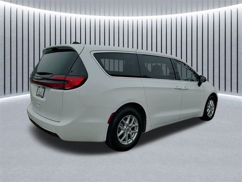 Used 2023 Chrysler Pacifica Touring-L image 6