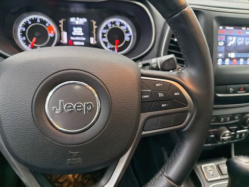 Used 2019 Jeep Cherokee Latitude Plus w/ Comfort/Convenience Group FWD image 27