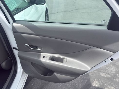 Used 2025 Hyundai Elantra Blue image 23