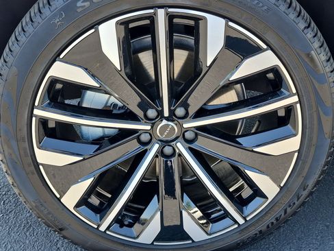 Used 2025 Volvo XC90 B5 Ultra AWD/4WD image 13