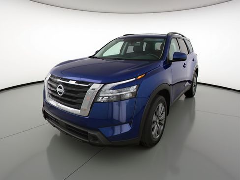 Used 2025 Nissan Pathfinder SV image 3