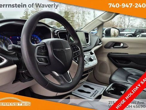 Used 2023 Chrysler Pacifica Touring-L image 20