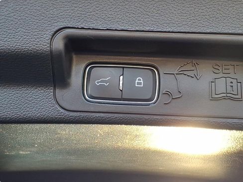 Used 2020 Ford Explorer Limited image 7