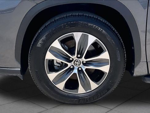 Used 2025 Toyota Highlander XLE FWD image 11