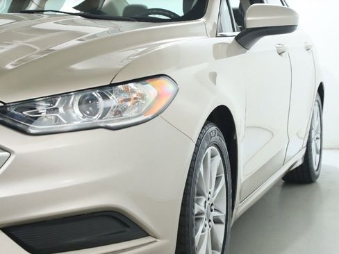 Used 2017 Ford Fusion SE w/ Fusion SE Technology Package image 5