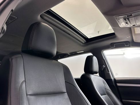 Used 2019 Toyota Highlander XLE FWD image 25