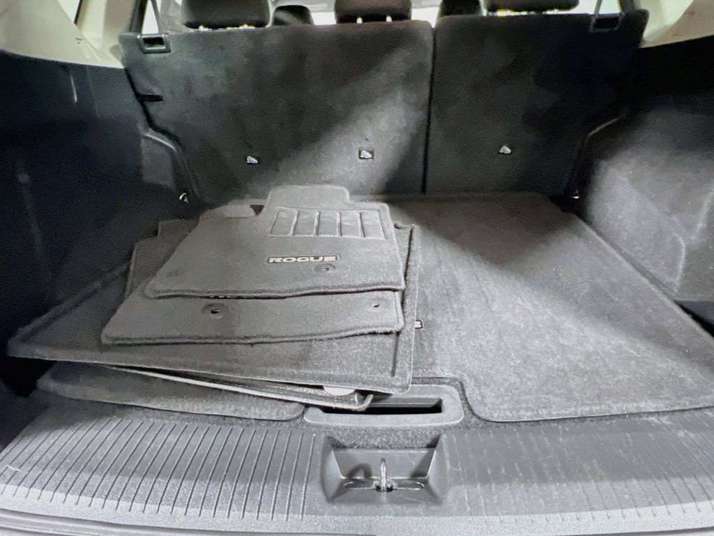 Used 2025 Nissan Rogue SV FWD image 31