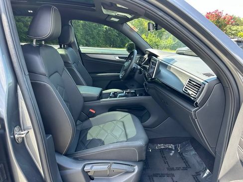 Used 2024 Volkswagen Atlas Cross Sport SE w/ Panoramic Sunroof Package FWD image 17
