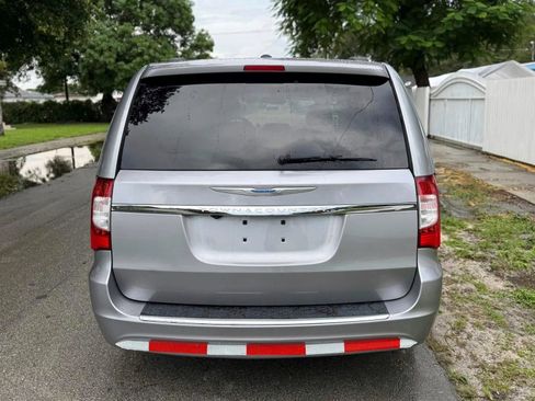 Used 2016 Chrysler Town & Country Touring image 6