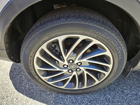 Used 2020 Lincoln Nautilus Reserve FWD image 11