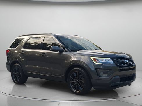Certified 2017 Ford Explorer XLT w/ Equipment Group 202A FWD image 38