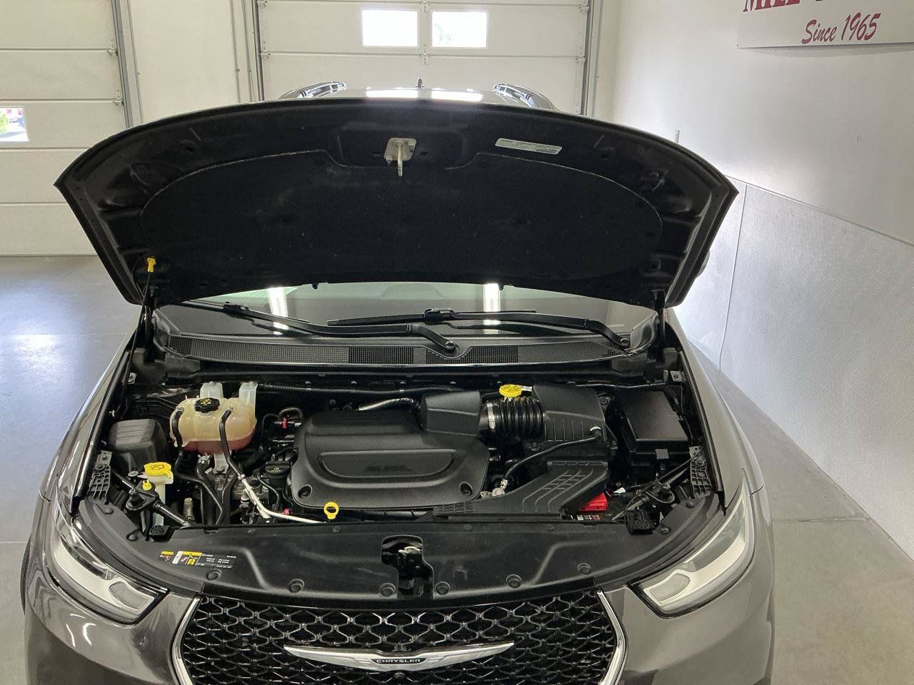 Used 2023 Chrysler Pacifica Limited FWD image 30