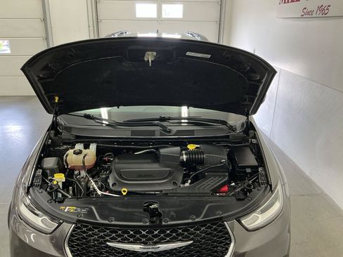 Used 2023 Chrysler Pacifica Limited FWD image 30