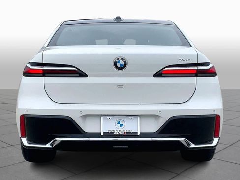 Used 2024 BMW 740i image 4