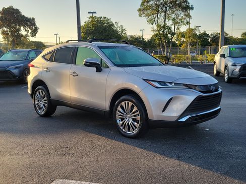 Used 2022 Toyota Venza XLE image 4