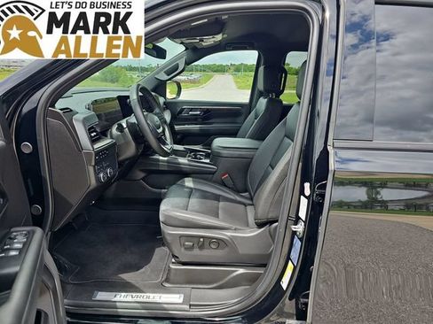 Used 2025 Chevrolet Suburban Z71 AWD/4WD image 19
