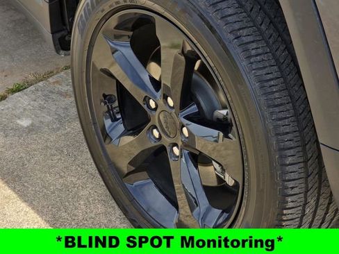 Used 2023 Jeep Grand Cherokee L Laredo image 11