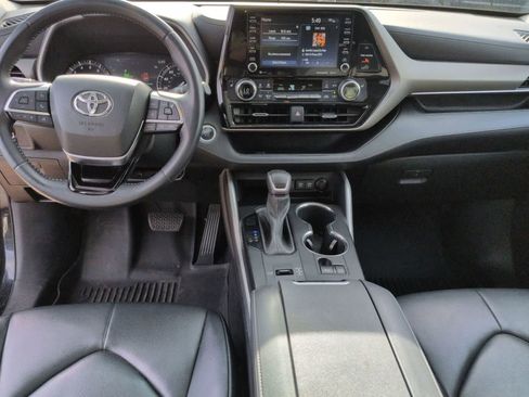 Used 2021 Toyota Highlander XLE FWD image 15