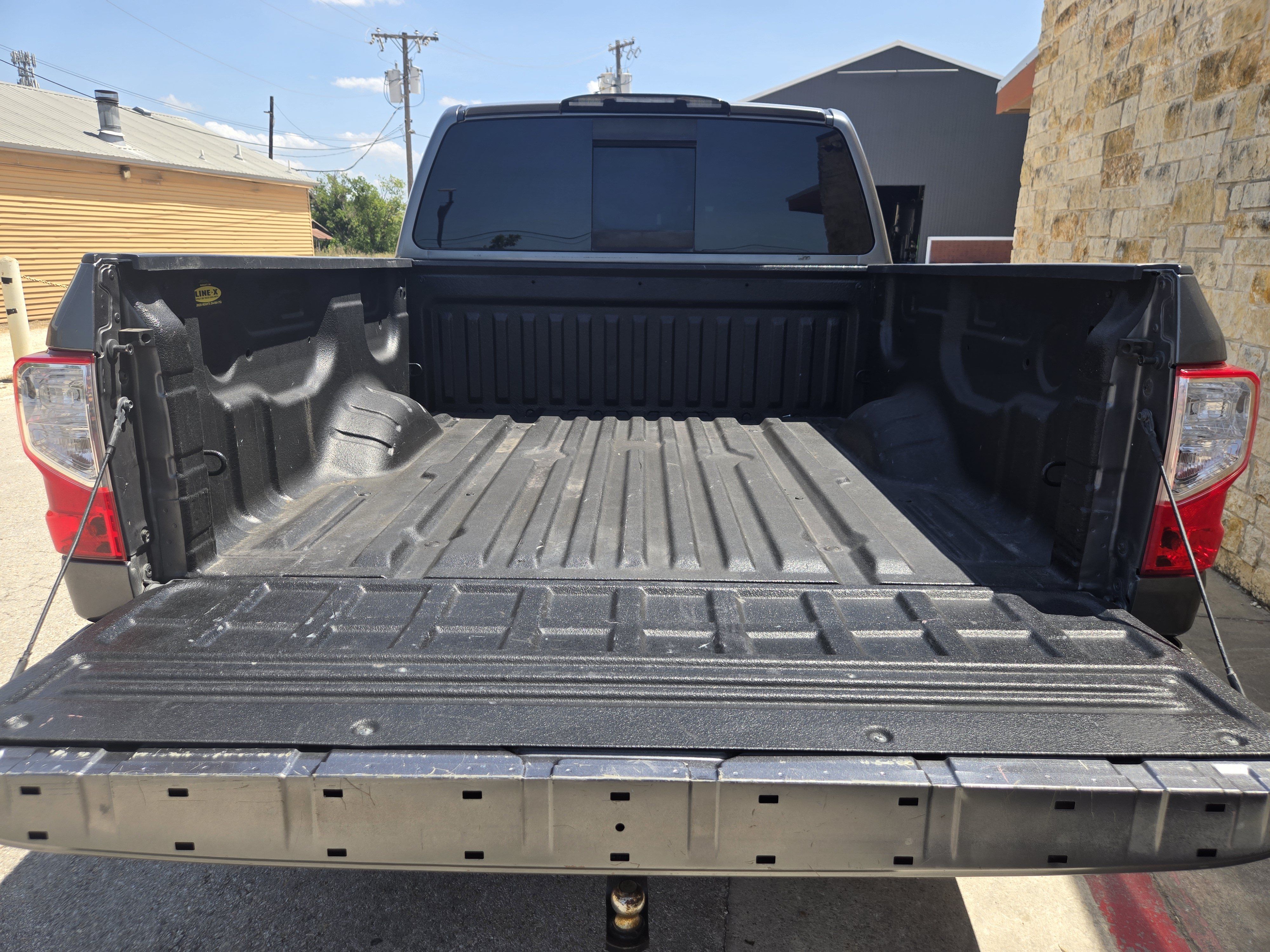 Used 2017 Nissan Titan SV AWD/4WD image 17