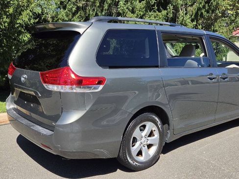 Used 2011 Toyota Sienna LE FWD image 3