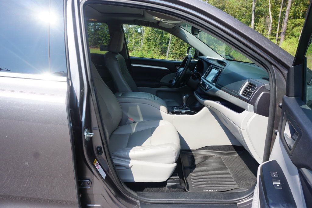 Used 2015 Toyota Highlander XLE FWD image 19