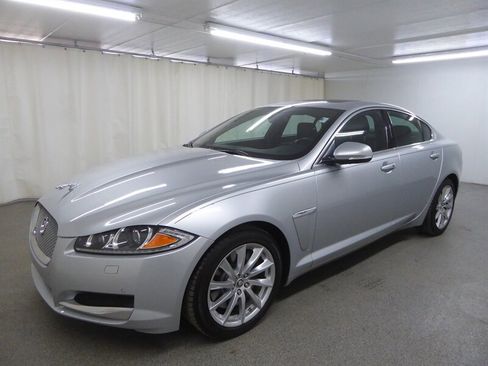 Used 2013 Jaguar XF image 3
