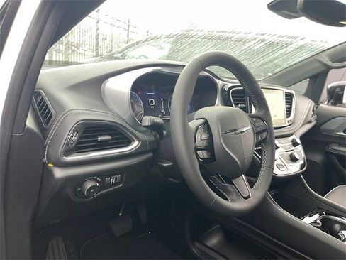 New 2026 Chrysler Pacifica Limited w/ S Appearance Package FWD image 9