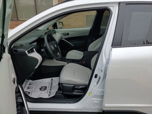 Used 2025 Toyota Corolla Cross LE image 11