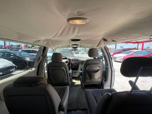 Used 2005 Chrysler Town & Country LX w/ Popular Equipment Group II FWD image 16