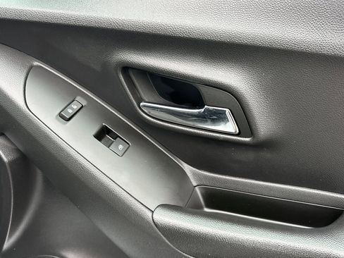 Used 2022 Chevrolet Trax LT w/ LT Convenience Package image 21