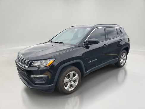 Used 2017 Jeep Compass Latitude w/ Popular Equipment Group AWD/4WD image 2