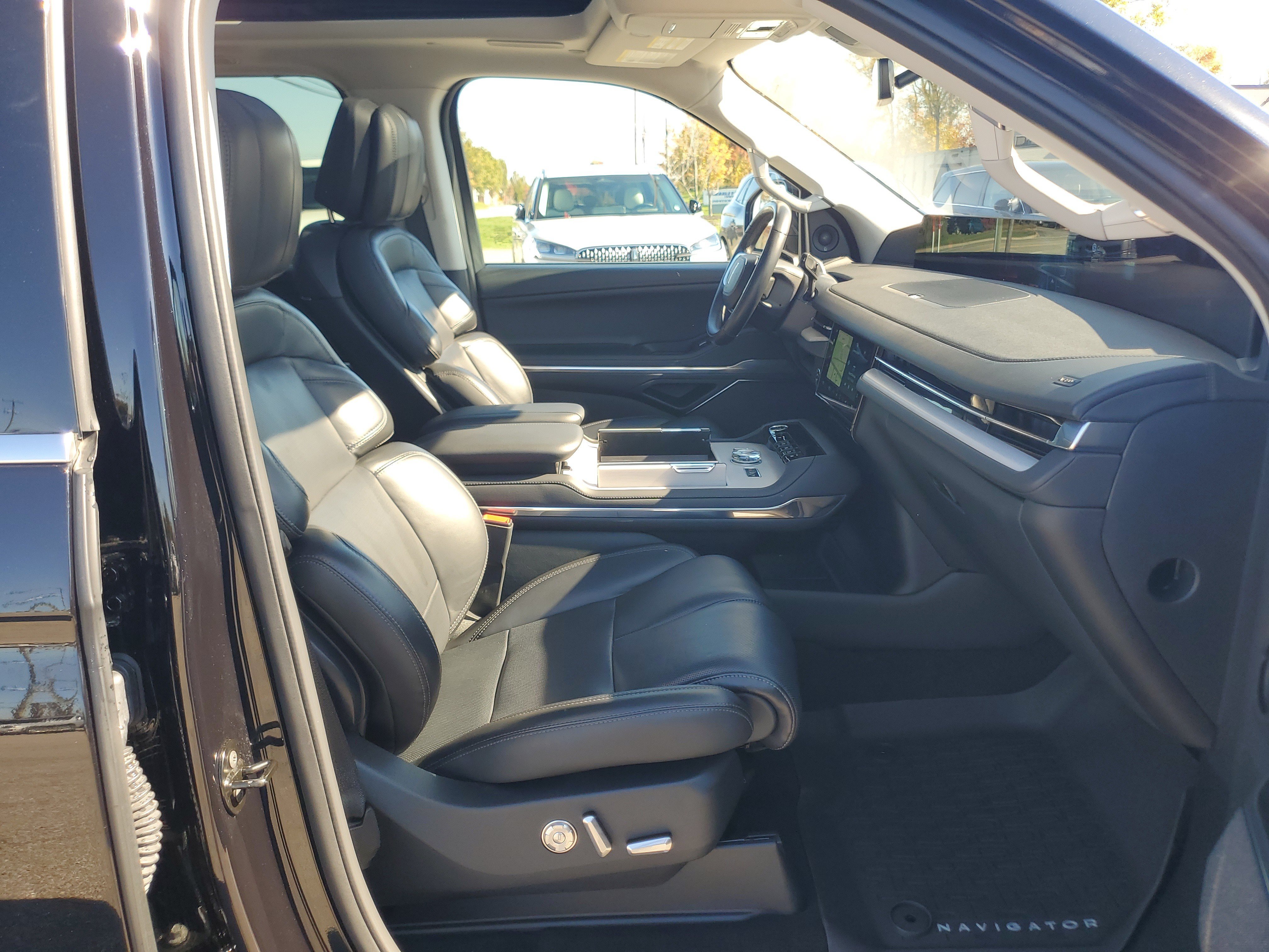 Used 2025 Lincoln Navigator L Reserve AWD/4WD image 9