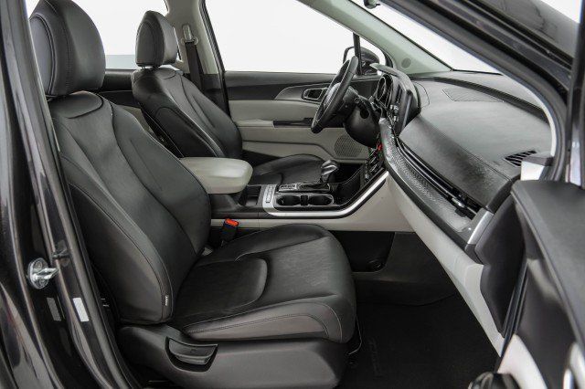 Used 2023 Kia Carnival LX FWD image 32