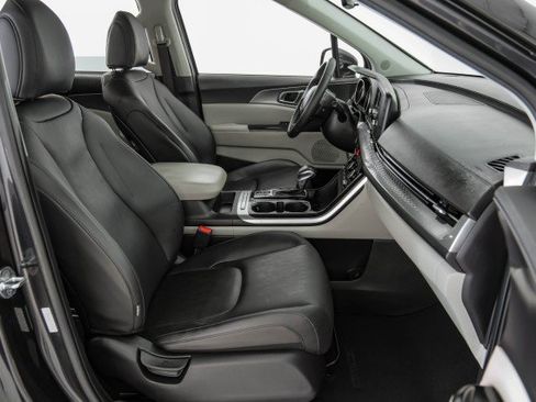 Used 2023 Kia Carnival LX FWD image 32