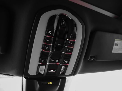 Certified 2019 Porsche Macan AWD/4WD image 36