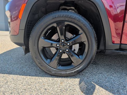 Used 2023 Jeep Grand Cherokee Altitude AWD/4WD image 21