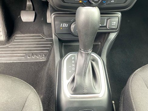 Used 2018 Jeep Renegade Latitude AWD/4WD image 12