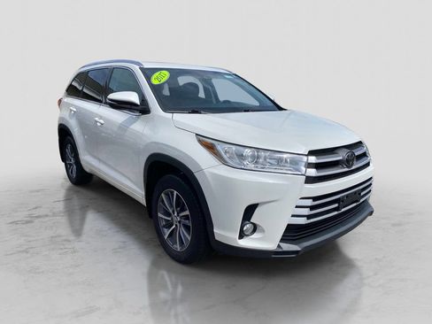 Used 2017 Toyota Highlander XLE w/ Carpet Mat Package AWD/4WD image 10