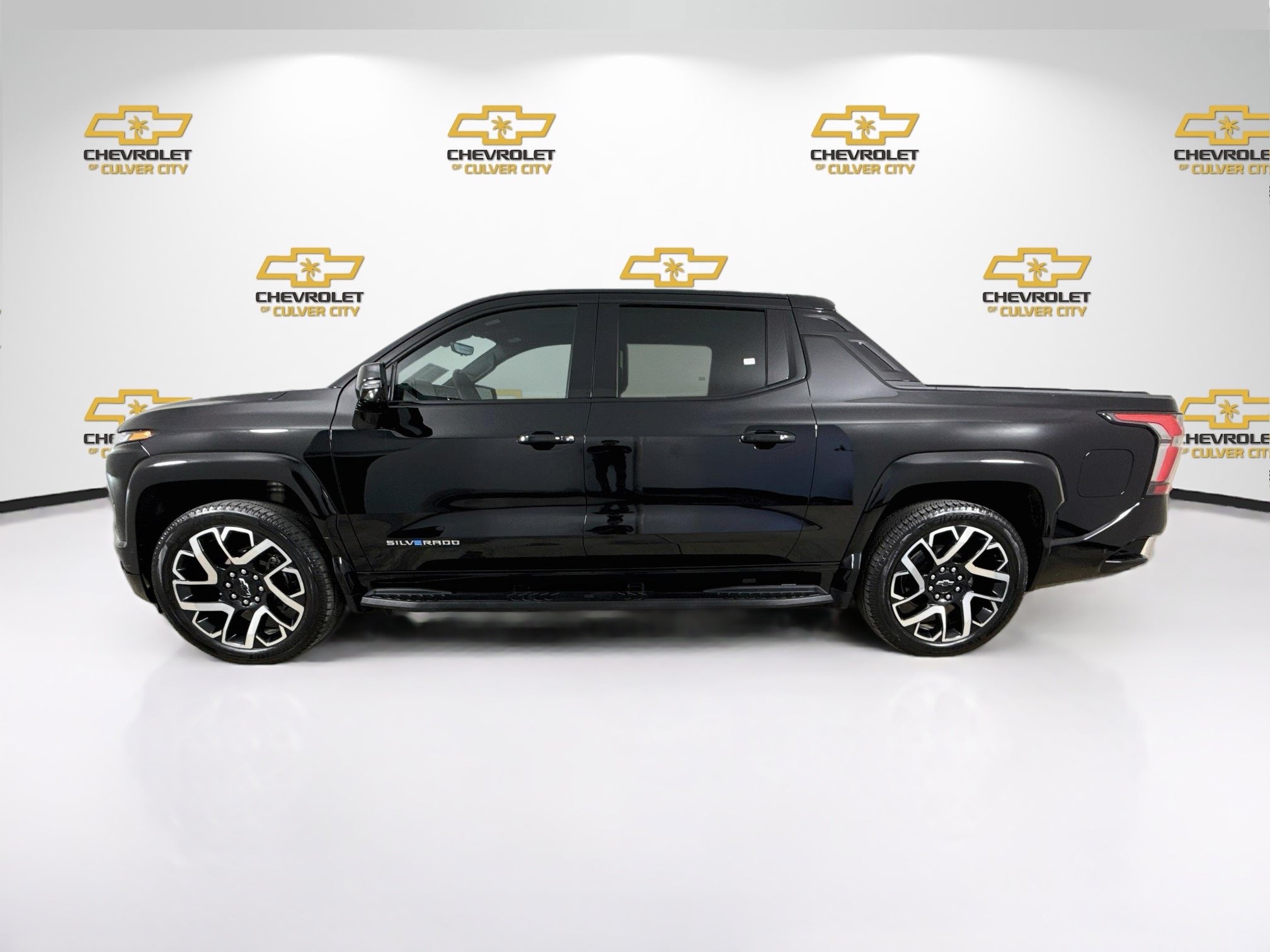 Used 2024 Chevrolet Silverado EV RST AWD/4WD image 5