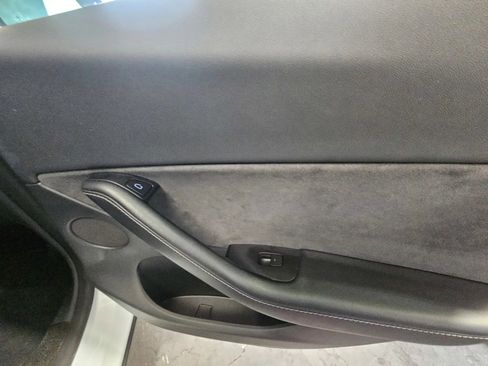 Used 2022 Tesla Model Y Long Range image 8