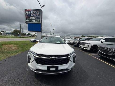 Used 2025 Chevrolet Trax LT w/ LT Convenience Package FWD image 9