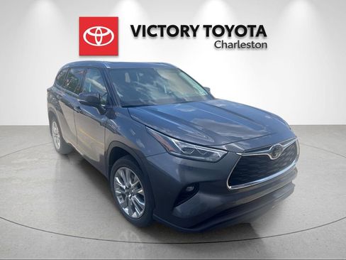 Used 2023 Toyota Highlander Limited image 4