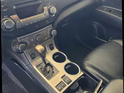 Used 2012 Toyota Highlander SE w/ Tow Pkg image 12