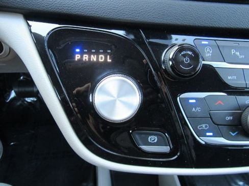 Used 2024 Chrysler Pacifica Touring-L image 48