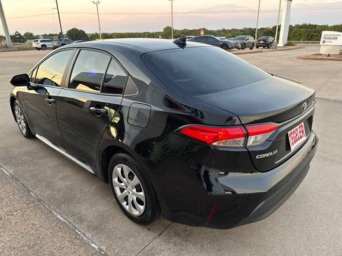 Used 2025 Toyota Corolla LE FWD image 5