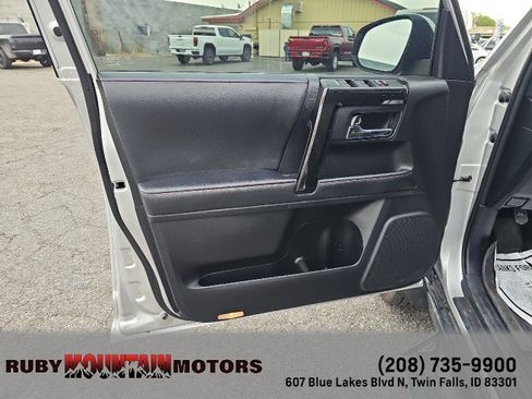Used 2022 Toyota 4Runner TRD Off-Road AWD/4WD image 10