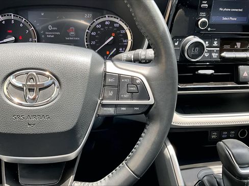 Used 2022 Toyota Highlander XLE FWD image 25