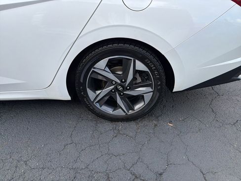 Used 2022 Hyundai Elantra Limited image 12